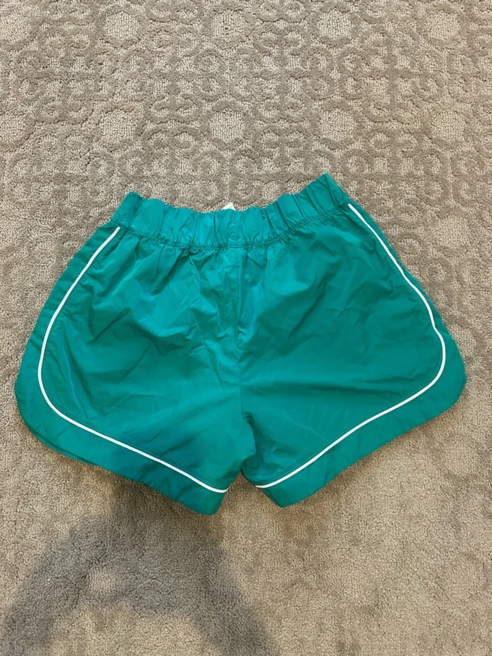 ALO Yoga Motivate Track Short Athletic Shorts Spruce Green/White Piping Small